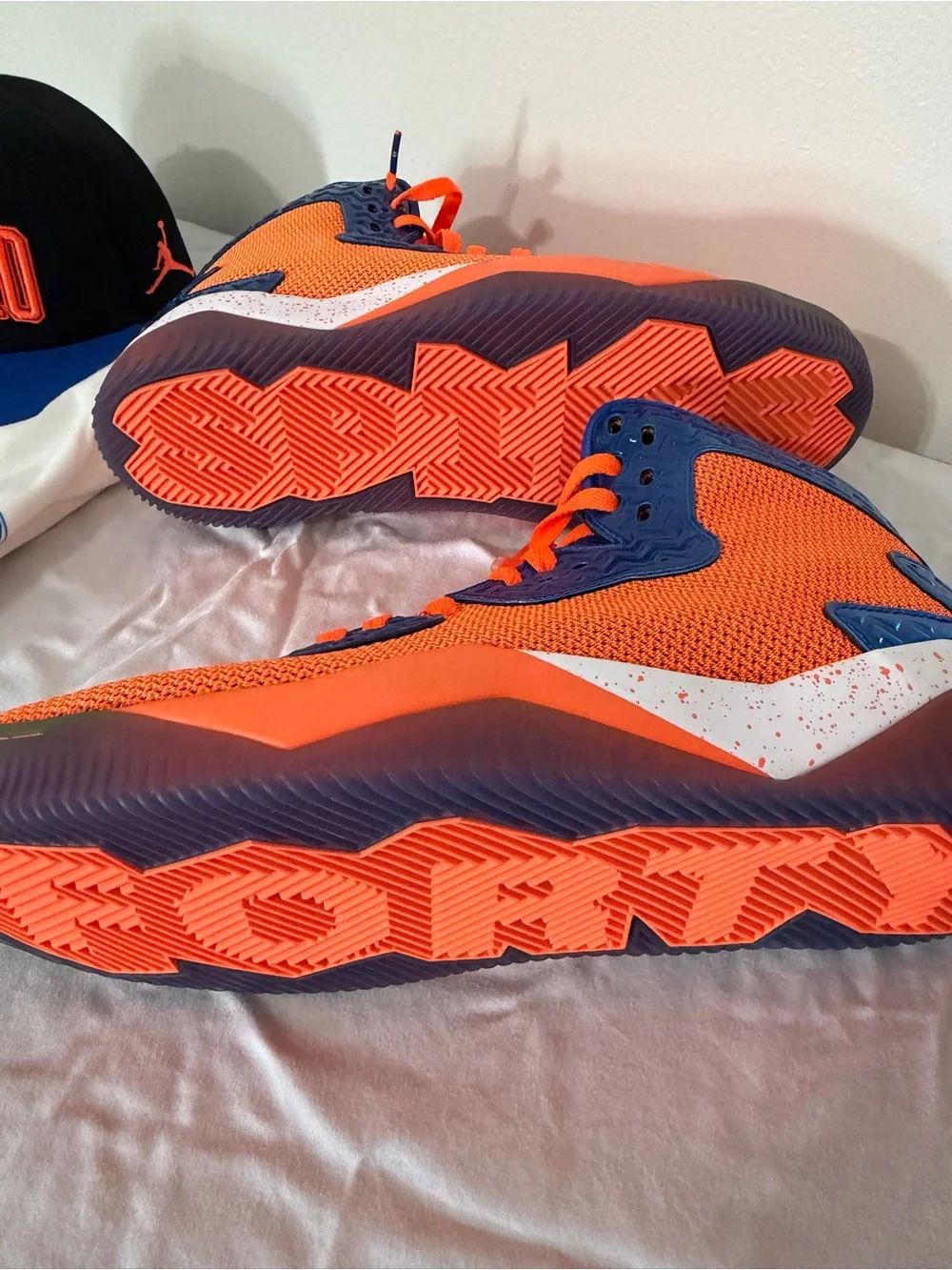 Jordan Spike Lee PE 40 Knicks Collab size 10.5, size L shirt with SnapBack